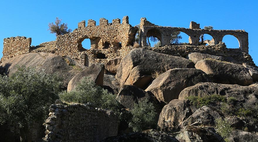 Bir bölümü Muğla’nın Milas ilçesinde bulunan Latmos, Hz. İsa ve 12 havarisinin fresklerinin bulunduğu Yediler Manastırı, tarihi zenginlikleri ve doğal güzellikleriyle de turistlerin uğrak seyahat rotaları arasında yer alıyor.