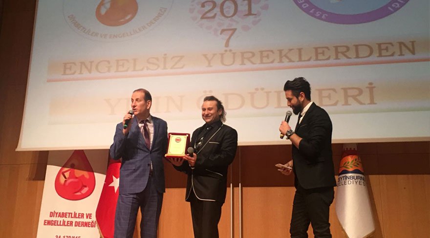 Onur Akay’a yılın sanatçısı ödülü