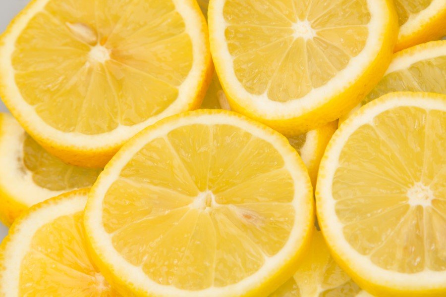 Limonun ekşiliğini kabuğuna bakarak anlayabilirsiniz. İnce kabuklu limonlar kalın kabuklulara kıyasla daha ekşidir.