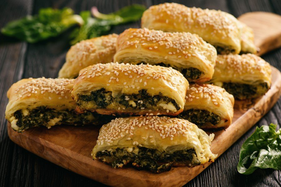 Börek yaparken içine pırasa, ıspanak gibi sebzeler koyacaksanız, malzemelerinizi önceden hafifçe unlamanızda fayda var. Böylece böreğiniz çok sulu olmaz.