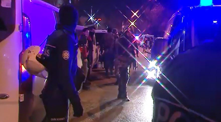 Yıllardan bu yana sürdürülen geleneği yaşatan ve dik yamaçlarda saatte 80 kilometreyi aşan hıza ulaşan tahtalarla kayan köylüler bu yıl da yağan ilk karla birlikte kendilerini doğal pistlere attı.