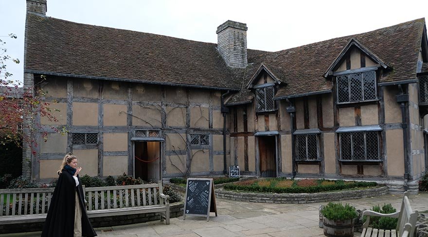 Babası tüccar olduğundan, varlıklı ailesi dönemin büyük evlerinden birinde oturan Shakespeare'in doğduğu bu ev, 1847 yılından bu yana müze olarak ziyaretçilere kapılarını açık tutuyor.