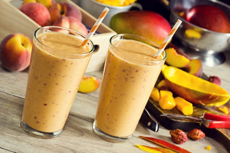 Meyveli smoothie: Smoothie'ler birer vitamin deposudur ancak içlerindeki şeker oranı çok yüksek olduğu için her öğünde tüketilmemelidir. Kahvaltıda ya da öğleden sonra 1 smoothie o gün için yeterlidir. İçine yeşil yapraklı sebzeleri ve portein kaynaklarını ekleyip öğününüzü zenginleştirmeyi ihmal etmeyin.
