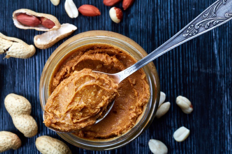 Fıstık, fındık, badem ezmesi: Bu tür ürünler birer protein ve sağlıklı yağ deposu. O nedenle meyvelerle ve sandviçlerin içinde tüketilmeleri sıkça tavsiye ediliyor. Ancak şunu unutmayın: İki yemek kaşığı fıstık ezmesi tam 200 kalori. O nedenle bu ürünleri çok seviyor ve kendinize hâkim olamıyorsanız, tek porsiyonluk ambalajlardan bulmaya çalışın.