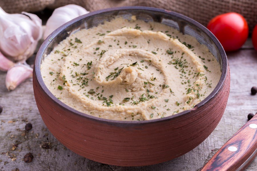 Humus: Özellikle et yemeyenlerin keyifle protein ve yağ almasını sağlayan lezzetlerden biri humus. Ancak o kadar lezzetli ki aşırıya kaçmak da çok kolay. O nedenle özellikle eğer hazır aldıysanız, humusun ambalajını okumayı ve ölçülü porsiyonlarda tüketmeyi unutmayın.