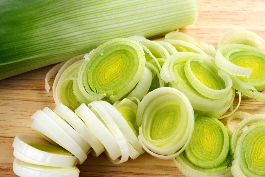 işmiş pırasa ise oldukça kolay bozulur, bu nedenle buzdolabında dahi olsa 2 günden uzun süre saklanmamalıdır. Sonuç olarak pırasa; içerdiği önemli vitamin, mineral ve antioksidanlar ile beslenme programınızda bulunması gereken, sağlığa faydaları ile öne çıkan bir sebzedir.