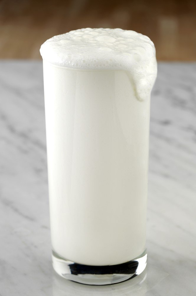 Ayran metabolizma ve vücudun koruma sistemini destekleyici fonksiyonlarından dolayı bünyeyi soğuk algınlığının neden olabileceği hastalıklardan korumaya yardımcı olur. Soğuk algınlığına karşı ayrıca zencefil karıştırılarak tüketildiğinde daha erken sonuç almanıza yardımcı olur.