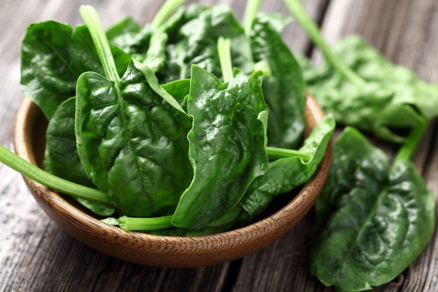 Yeşil sebzelerden olan ıspanakta klorofil, karotenoidler ve flavonoidlerin bazı türleri bulunur. Ispanak C, E ve bazı B vitaminleri, kalsiyum, magnezyum ve demir açısından zengindir.
