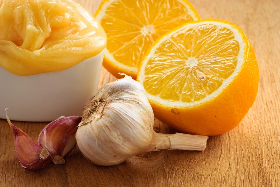 Limon suyu ve sarımsak mucizesi 2 litre limon suyu, 40 diş soyulmuş ve ezilmiş sarımsak, ağzı sıkı kapanan koyu renkli veya üzeri kağıtla kapatılmış bir kavanoza karıştırılıp doldurunuz.