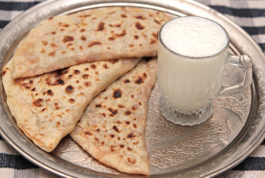 Gastrit Hastalığına İyi Gelir: Ayran, gastrit sorunlarının giderilmesine ciddi anlamda fayda sağlayabilir. Özellikle bağırsaklarda faydalı bakterilerin sayının artmasına yardımcı olabilir. Yalnız ayranın aşırı tüketimi tam tersi bir gelişmeye neden olabilir.