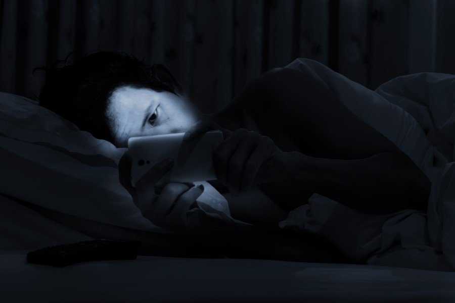 Ayrıca gereğinden fazla uyku depresyon gibi rahatsızlıklardan kaynaklanıyor olabilir. Uyku insan ömrünün en az 1/3'ünü oluşturur. İnsanların dinlenme gerekliliği nedeniyle günün uygun zamanını uykuda geçirirler. Sağlıklı bir uyku, bizi ertesi günün yoğunluğuna karşı dayanıklı kılar. Enerjik olmamızı sağlar" dedi. Uykuya dalma sorunu, erken uyanma, geç uyanma gibi gece uyanmaları da önemli bir sorun olduğunu belirten Üney, şu bilgileri verdi: