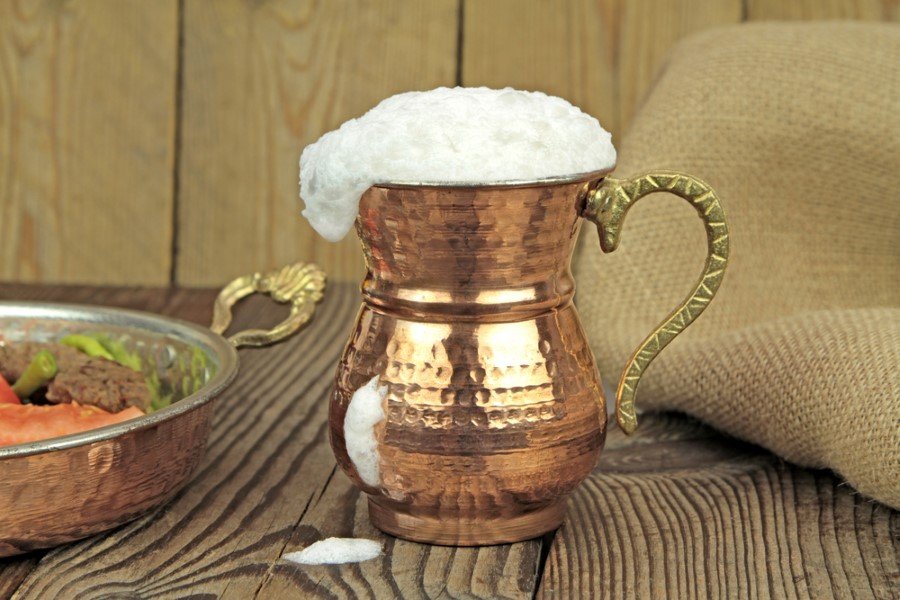 Midede Asit Seviyesini Kontrol Eder: Ayran midede asit seviyesinin düzenlenmesini sağlayan etkili bir içecektir. Özellikle baharatlı içeceklerin ender olduğu yanma ve tahrişten kaynaklana sızıların ortadan kalkmasına yardımcı olabilir. Mide duvarlarının yumuşamasını ve rahatlamasını sağlar.