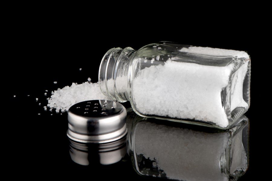 Tuz ile yapılan temizlik bakırda gözle görülür farklar yaratıyor. Tuzu, sadece sirke ve un ile karıştırın veya üzerine biraz limon suyu ekleyin ve zedelenmiş bakır yüzeyini ovun.