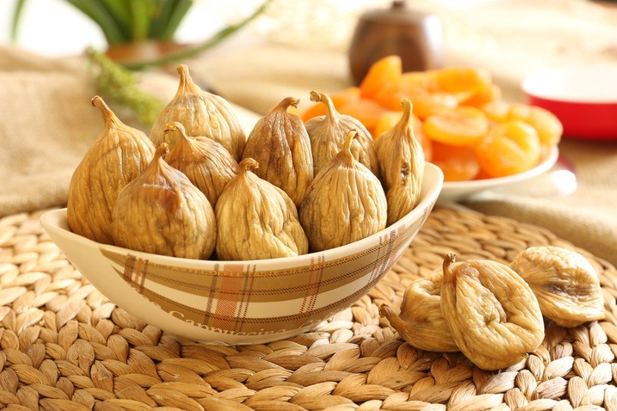 Zengin bir C vitamini kaynağı olan incir, aynı şekilde fazla miktarda B3, B6, B2 ve K vitamini içermektedir. Çok az yağ içeren incirin kalp ve mideye çok faydası olan lif açısından çok zengindir. İşte mucize meyvenin faydaları…