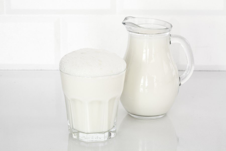 Vitamin Deposu Ayran: Ayranın içerdiği yüksek değerdeki B kompleksi, vitaminleri başta olmak üzere D vitamini özellikle anemi hastalığına yakalanma riskini azaltabilir. Bunun dışında demir içermesi de ayrıca sağlığımıza katkısı açısından artı bir fayda sağlar.