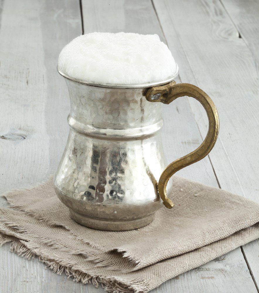 Kilo Vermeye Yarıdmcı Olur: Ayran diyette olan kişilerin tükettiği en temel besin kaynaklarının başında gelir. Bunun en önemli sebebi uzun süre açlık hissini bastırması ve gıdaların az tüketilmesi sonucu meydana gelebilecek vitamin ve mineral eksiklerini giderebilir. Bunun dışında mide ve bağırsaklarda besin emilimini azaltarak tokluk hissini arttırır.