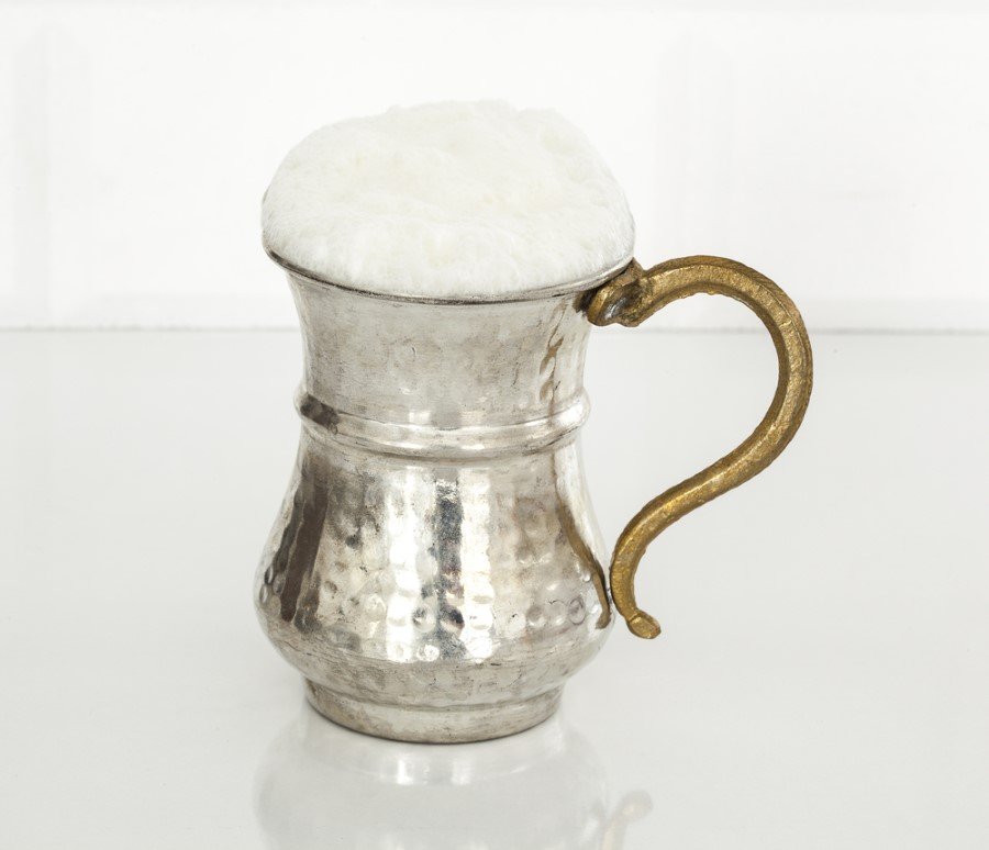 Ayran Kalsiyum İhtiyacını Giderir: Süt ürünleri genelde kalsiyum açısından çok zengindir. Kalsiyum ise özellikle kemik ve iskelet sağlığı için çok önemli bir mineraldir. Düzenli olarak ayran tüketimi kemik sağlığının korunmasına yardımcı olabilir. Ayranın içerdiği kalsiyum aynı zamanda hücrelerin sağlığının korunmasına ve kas sağlığına önemli katkılar sağlar.
