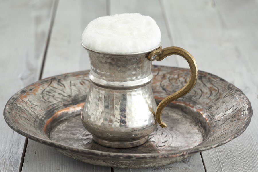 Ayran Kan Basıncını Azaltır: Bu konuyla ilgili olarak dünyanın farklı ülkelerinde yapılan birçok araştırma ayran tüketimin kolesterolün sağlıklı bir seviyede kalmasına yardımcı olduğunu ortaya koyarken, kan basıncının düşmesini sağladığını da ispatlamıştır.