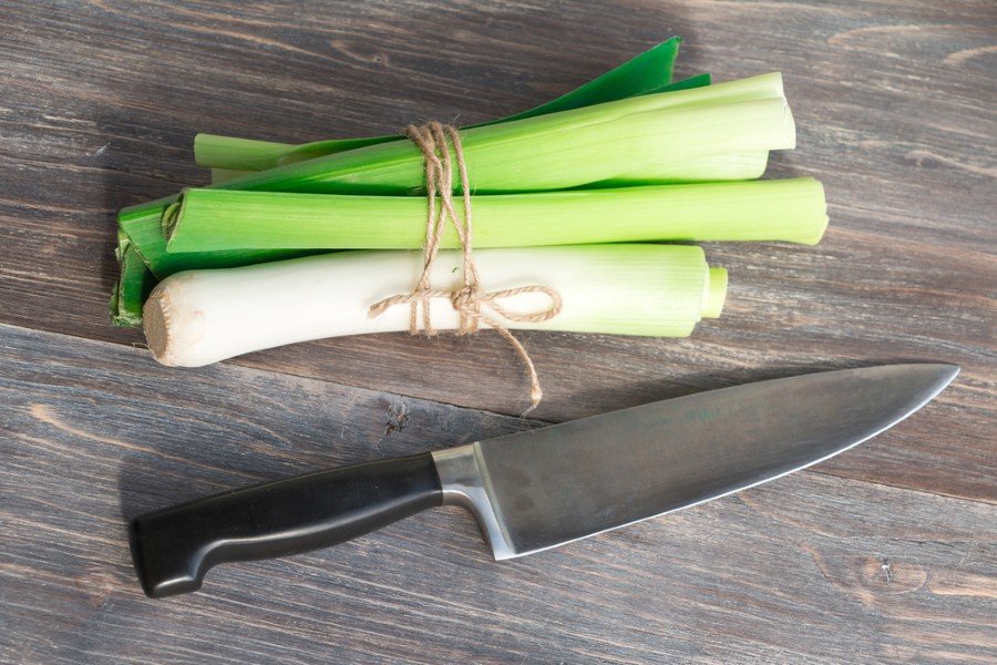 Kemik sağlığı ve kan akışının düzenlenmesinde önemli bir rol oynayan K vitaminin pırasada bol miktarda bulunmakta olduğunu kaydeden Enç, “100 gram pırasa neredeyse günlük K vitamini ihtiyacının yarısını karşılamaya yeter. K vitamini, kemik sağlığı için kritik bir öneme sahip olan “osteocalcin” adlı proteini aktive eder. Pırasada bulunan “lutein ve zeaxanthin” adlı bileşenler göz hücrelerini oksidadif strese karşı korur.