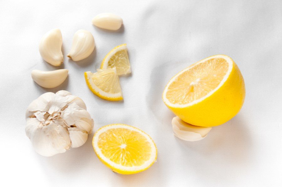 İkisi de ayrı ayrı sağlık deposu olan limon ve sarımsak bir araya gelirse ne olur dersiniz? İşte limon suyu ve sarımsağın yüzde yüz kanıtlanmış faydaları...