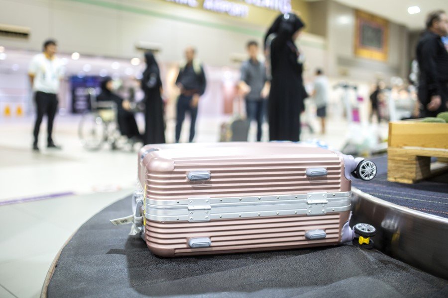 Seyahat dergisi Travel + Leisure’a dayandırılan haberde, eğer check-in sırasında bavulunuzda kırılacak bir eşya olduğunu söyleyip bavulun üzerine, “Kırılabilir eşya vardır” ibaresinin yer aldığı bir yazı yapıştırılması durumunda da avantajlı duruma geçildiği belirtildi.