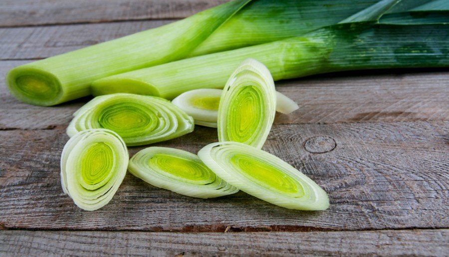 Damarları koruduğu pek çok araştırmayla belgelenen “kaempferol” adlı flavonidin pırasada bol miktarda bulunduğunu ifade eden Enç, “Bu bileşen, damar astarlarını aşırı aktif oksijen moleküllerine ve tahribata yol açan diğer faktörlere karşı korur.