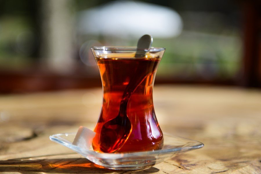 Katılımcıların kafeinli olsun ya da olmasın ne sıklıkla kahve, sıcak çay, alkolsüz içecekler tükettiği de araştırıldı. Sonuç olarak katılımcıların toplamda 84'ünde glokom hastalığı tespit edildi. Bunlardan çoğunda diyabet ve azında da sigara alışkanlığı olduğu gözlendi.