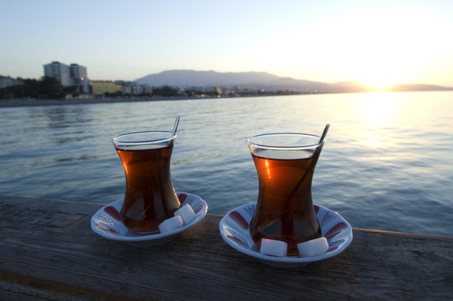Ancak ekip, sıcak çay ile glokomun bağlantısı olduğu sonucuna ulaştı. Araştırmada haftada 6 bardaktan fazla sıcak çay içen kişilerin, yaş, vücut kitle endeksi, diyabet ve sigara içme alışkanlığı gibi durumlar hesaba katıldığında dahi, daha az göz tansiyonu olma ihtimali olduğu sonucuna varıldı.