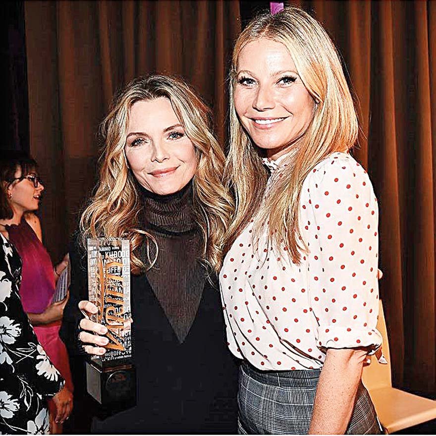 Michelle Pfeiffer ödül sevincini Gwyneth Paltrow ile paylaştı.