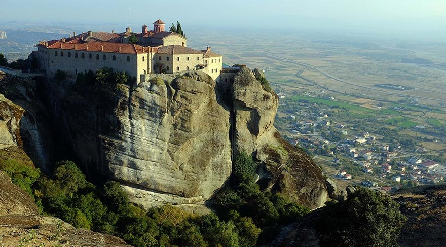 Kalabaka şehrinin bir kasabası olan ve yerden 300 ile 550 metre yüksekliğindeki kayaların üzerine yapılmış manastırlarından oluşan Meteora, UNESCO tarafından dünya mirası listesinde bulunmakta.