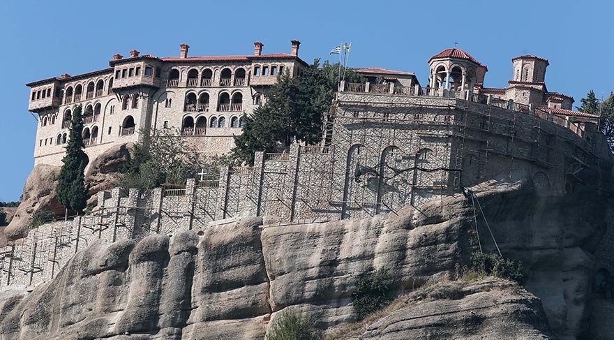 Ortodoks keşişler, Hristiyanlığın ilk dönemlerinde dünya işlerinden uzak kalmak ve tanrıya daha yakın olabilmek için bu manastırları inşa etmiş.