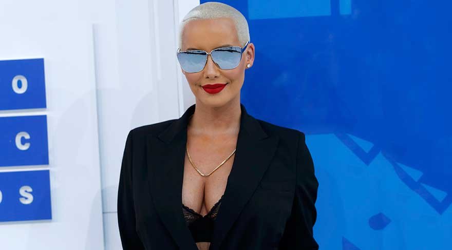 Amber Rose: “Göğüslerimi küçülttüm, mutluyum”