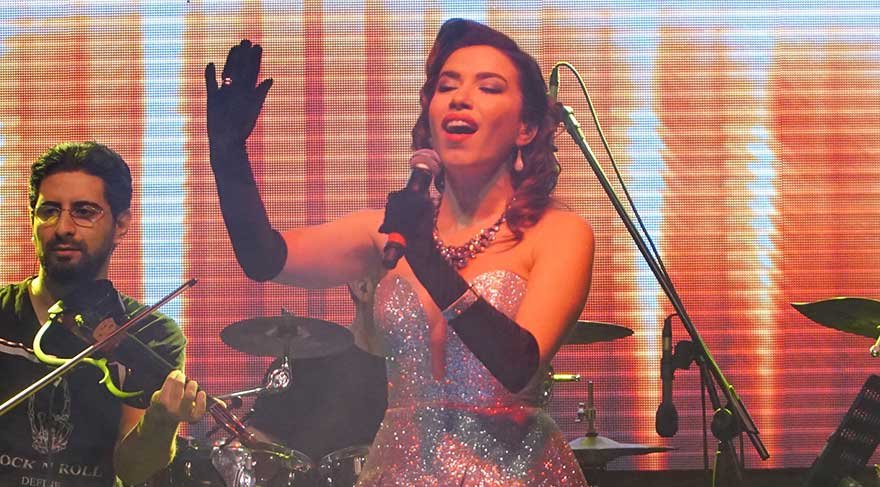 Burcu Güneş evlilik kararı aldığını sahnede açıkladı