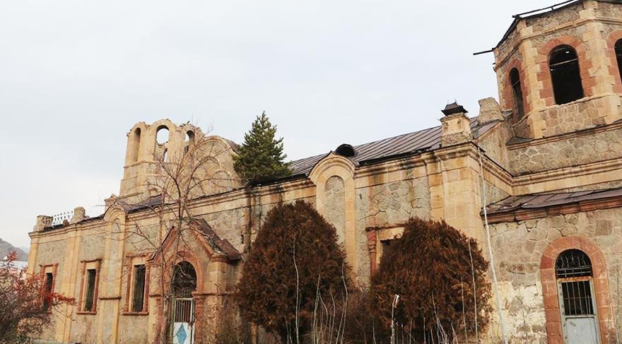 Kilisenin çatısında çam ağacı yetişti