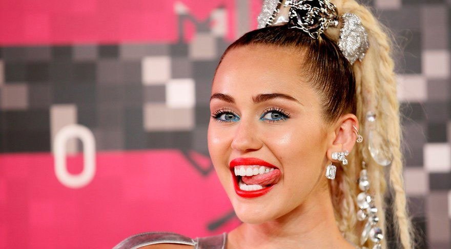 Miley Cyrus ve sevgilisi tatilde