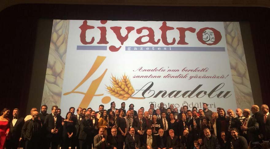 Anadolu Tiyatro Ödülleri sahiplerini buldu! Urla’nın tiyatrosu Toprak Sahne’ye Başarı Emek Ödülü