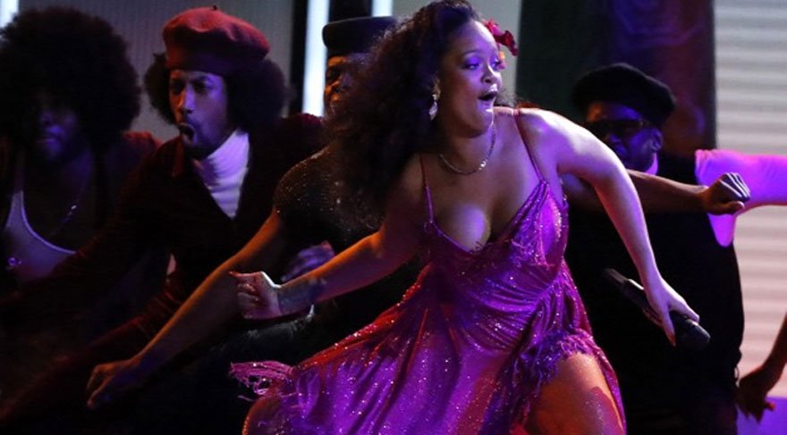 Grammy ödül törenine Rihanna damga vurdu!