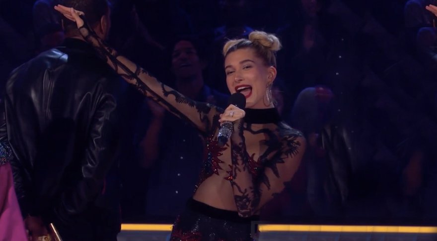 Hailey Baldwin’in tercihi Türk tasarımcıdan yana oldu