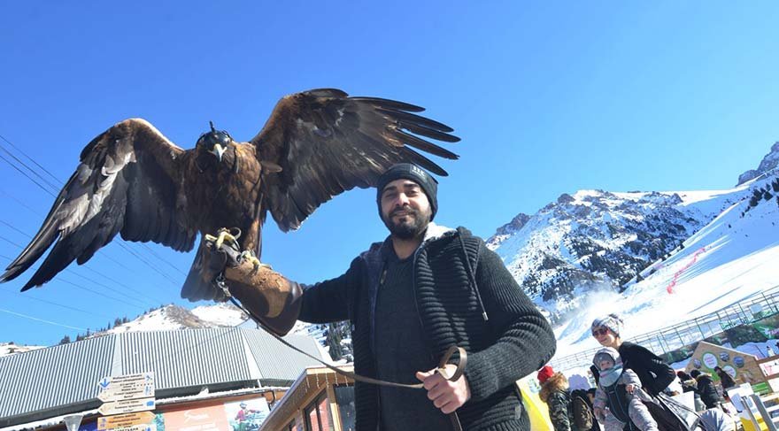 Üç bin metrede kartalla poz verdi