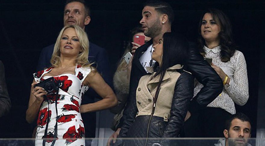Pamela Anderson sevgilisini bir an olsun yalnız bırakmıyor