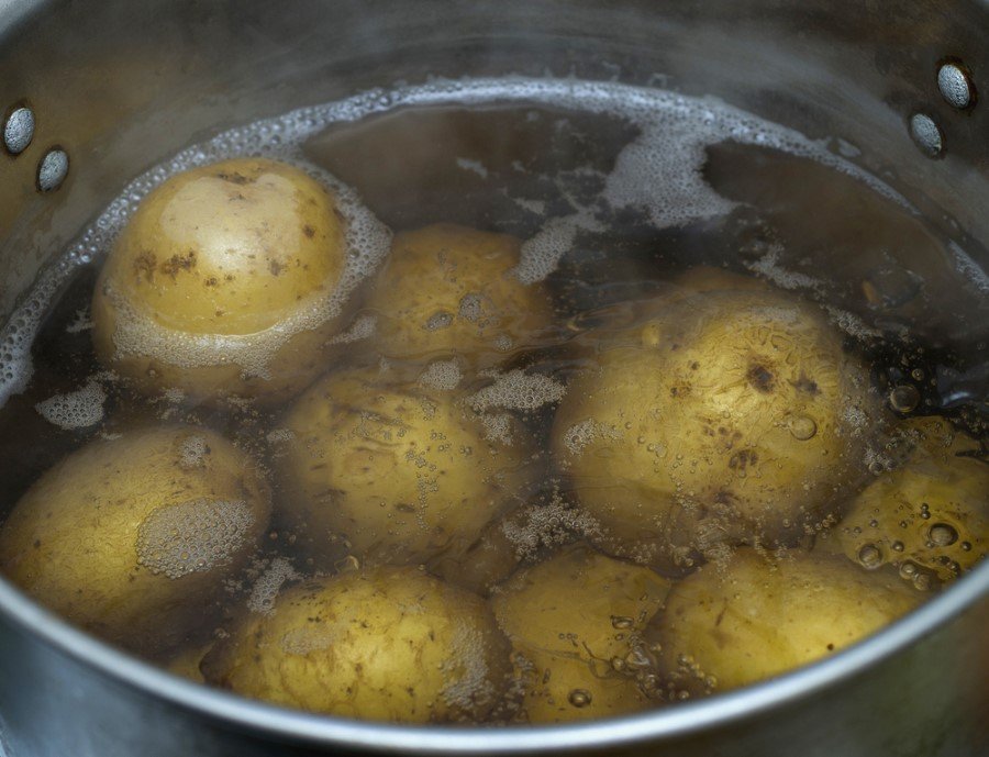 Картошка в воде на ночь. Гнилая вареная картошка. Плесень на вареной картошке. Сгорела варёная картошка. Картошка в кастрюле сгорела сон.