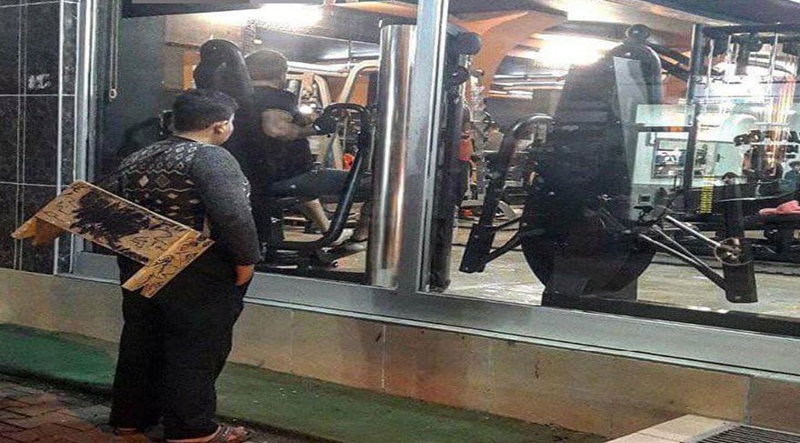 İnsanlık ölmemiş! Suriyeli ayakkabı boyacısı çocuğa salon sahibinden ömür boyu üyelik
