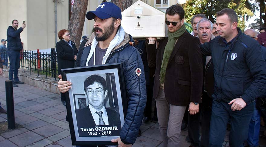 Turan Özdemir için tiyatroya başladığı sahnede tören düzenlendi