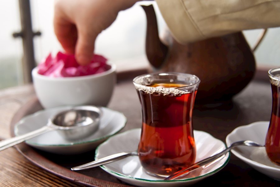 Bu iki çalışmaya göre çay içmenin kalbe faydalı olduğunu söyleyebiliriz. Kahve içmenin de bu çalışmalar sonucunda zararlı olmadığını yalnız çay ile karşılaştırıldığında çaya karşı daha faydalı olduğunun da tespit edilemediğini görüyoruz. Muhtemel bu etki çaydaki bileşenlerden olduğunu düşünüyoruz." dedi.