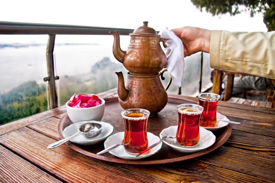 Rize Kahveciler Büfeciler ve Otelciler Esnaf Odası Başkanı Alaeddin Turanlı, Türkiye´de üretilen çayın yüzde 46´sının kahvehane ve çay ocaklarında tüketildiğini belirterek ülkede çay içme alışkanlığının yüksek olduğunu söyledi. Turanlı, "Çay çok önemli bir sıcak içeceğimiz. İnsanlarla temasımızda ilk söylediğimiz şey sıcak bir çay. Çay insanlarla bir köprü vazifesi oluşturuyor" dedi.
