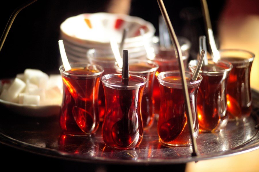 Bu araştırmada düzenli her gün en az bir bardak ve üzeri çay içenlerde kalp damar hastalığı sıklığı daha az görüldü. Kahve içenler ve içmeyenler arasında yapılan araştırmada ise kahvenin bu koruyucu etkisi görülmedi" dedi.