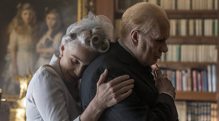 Filmdeİkinci Dünya Savaşı'nın ilk yıllarında Winston Churchill'in, Hitler'in ordusuna karşı verdiği mücadeleyi anlatır.