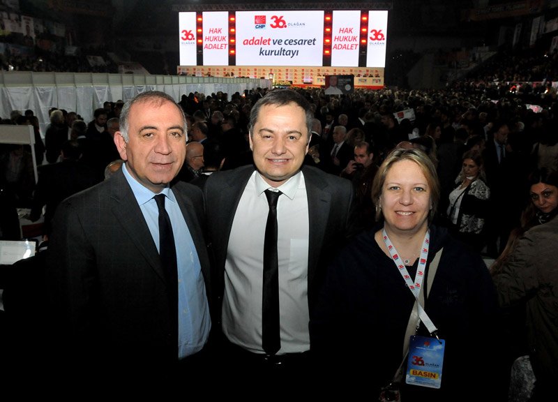 FOTO:SÖZCÜ/Zekeriya ALBAYRAK - CHP İstanbul milletvekili Gürsel Tekin (oolda) Gökmen Ulu (ortadaki) ve sozcu.com.tr Ankara Temsilcisi Zeynep Gürcanlı (sağda) ile kongrenin nabzını tuttu.