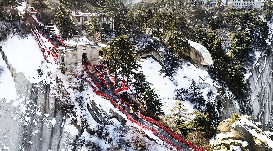 Çin’in en tehlikeli dağını kar kapladı
