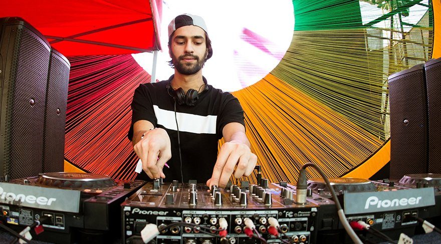 Unlu DJ Jeremy Olander set bas?na geciyor